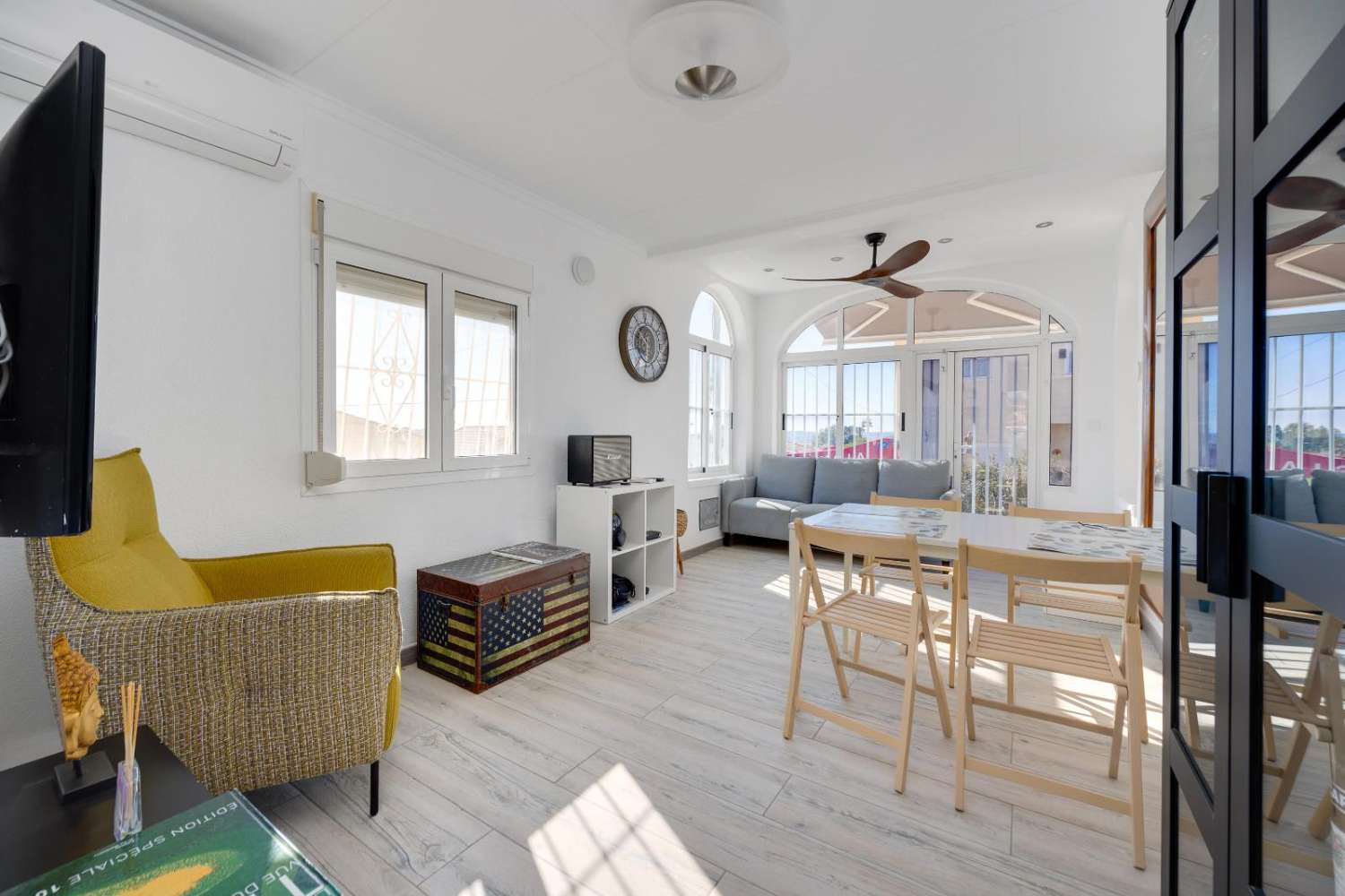 FRITTSTÅENDE VILLA MED PRIVAT BASSENG, STOR TOMT OG 14 SOLCELLEPANELER I URBANISASJONEN LA MARINA – KLAR TIL INNFLYTTING