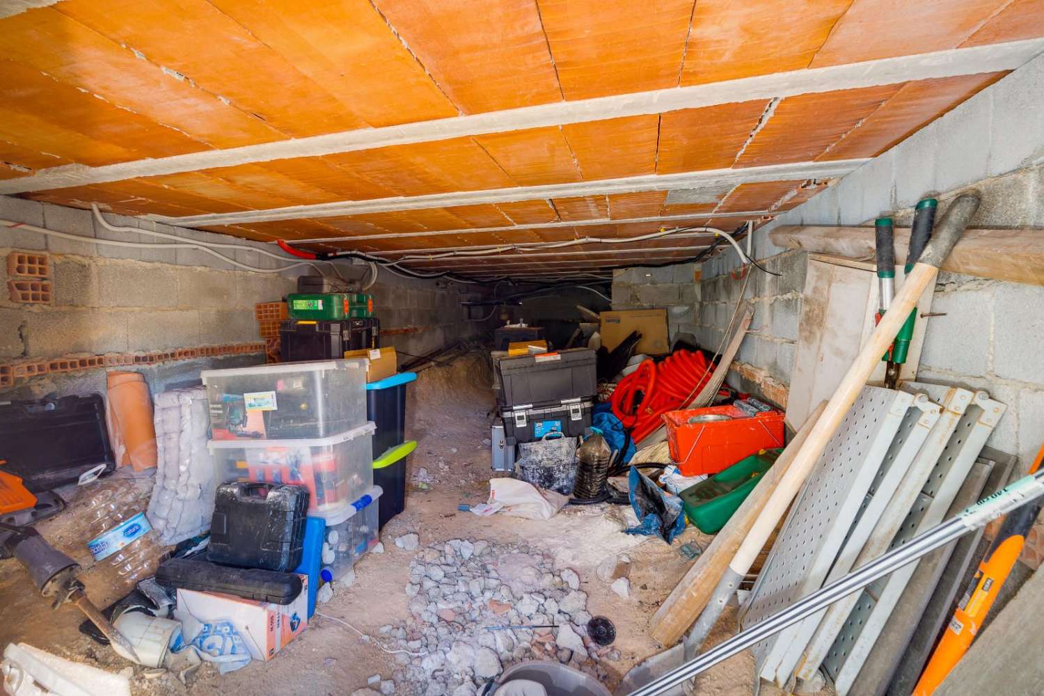 FRITTSTÅENDE VILLA MED PRIVAT BASSENG, STOR TOMT OG 14 SOLCELLEPANELER I URBANISASJONEN LA MARINA – KLAR TIL INNFLYTTING