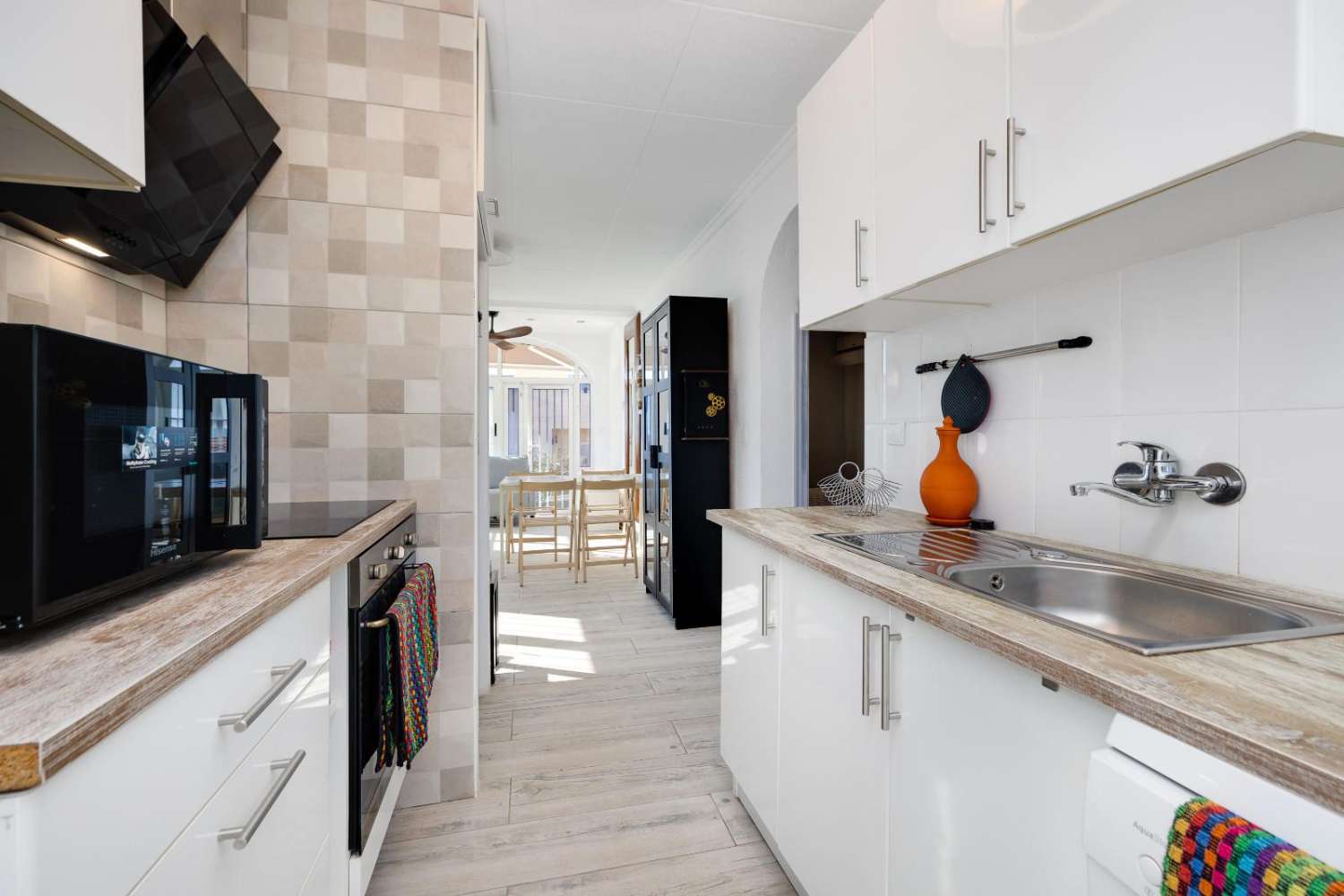 FRITTSTÅENDE VILLA MED PRIVAT BASSENG, STOR TOMT OG 14 SOLCELLEPANELER I URBANISASJONEN LA MARINA – KLAR TIL INNFLYTTING