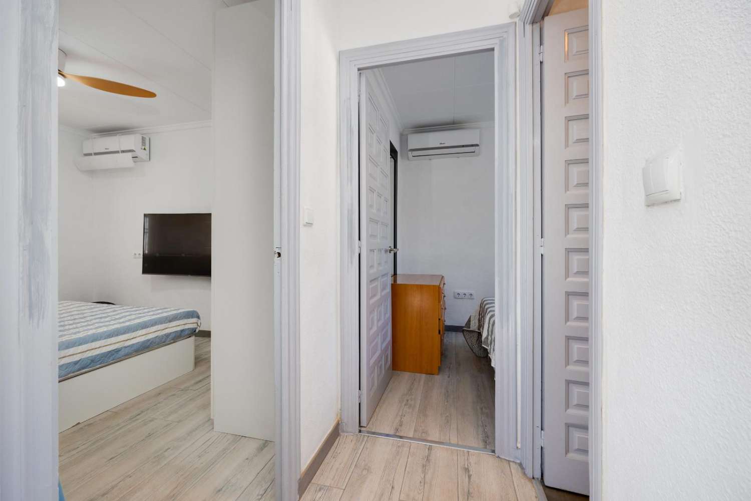 FRITTSTÅENDE VILLA MED PRIVAT BASSENG, STOR TOMT OG 14 SOLCELLEPANELER I URBANISASJONEN LA MARINA – KLAR TIL INNFLYTTING