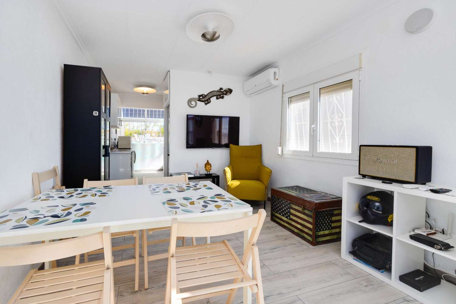 FRITTSTÅENDE VILLA MED PRIVAT BASSENG, STOR TOMT OG 14 SOLCELLEPANELER I URBANISASJONEN LA MARINA – KLAR TIL INNFLYTTING