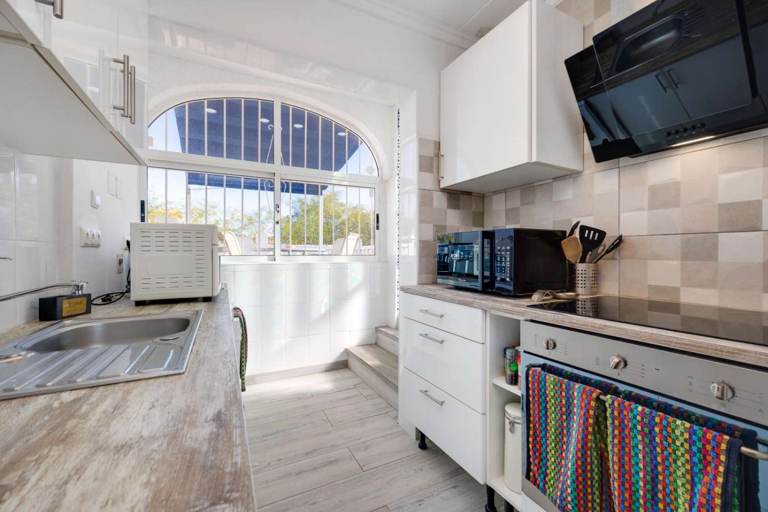 FRITTSTÅENDE VILLA MED PRIVAT BASSENG, STOR TOMT OG 14 SOLCELLEPANELER I URBANISASJONEN LA MARINA – KLAR TIL INNFLYTTING