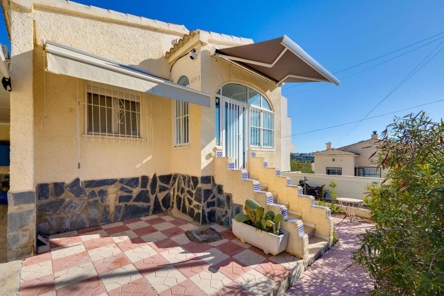 FRITTSTÅENDE VILLA MED PRIVAT BASSENG, STOR TOMT OG 14 SOLCELLEPANELER I URBANISASJONEN LA MARINA – KLAR TIL INNFLYTTING