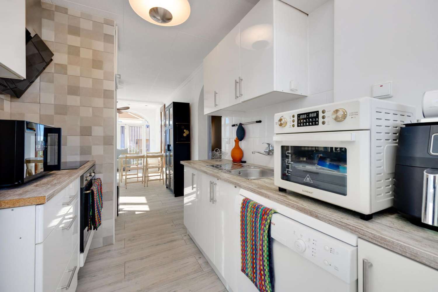 FRITTSTÅENDE VILLA MED PRIVAT BASSENG, STOR TOMT OG 14 SOLCELLEPANELER I URBANISASJONEN LA MARINA – KLAR TIL INNFLYTTING