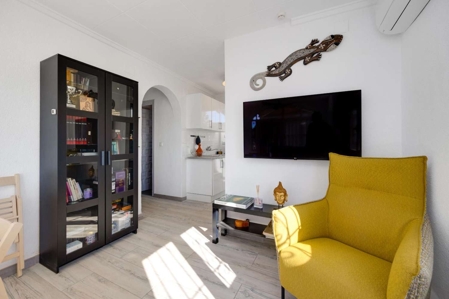 FRITTSTÅENDE VILLA MED PRIVAT BASSENG, STOR TOMT OG 14 SOLCELLEPANELER I URBANISASJONEN LA MARINA – KLAR TIL INNFLYTTING