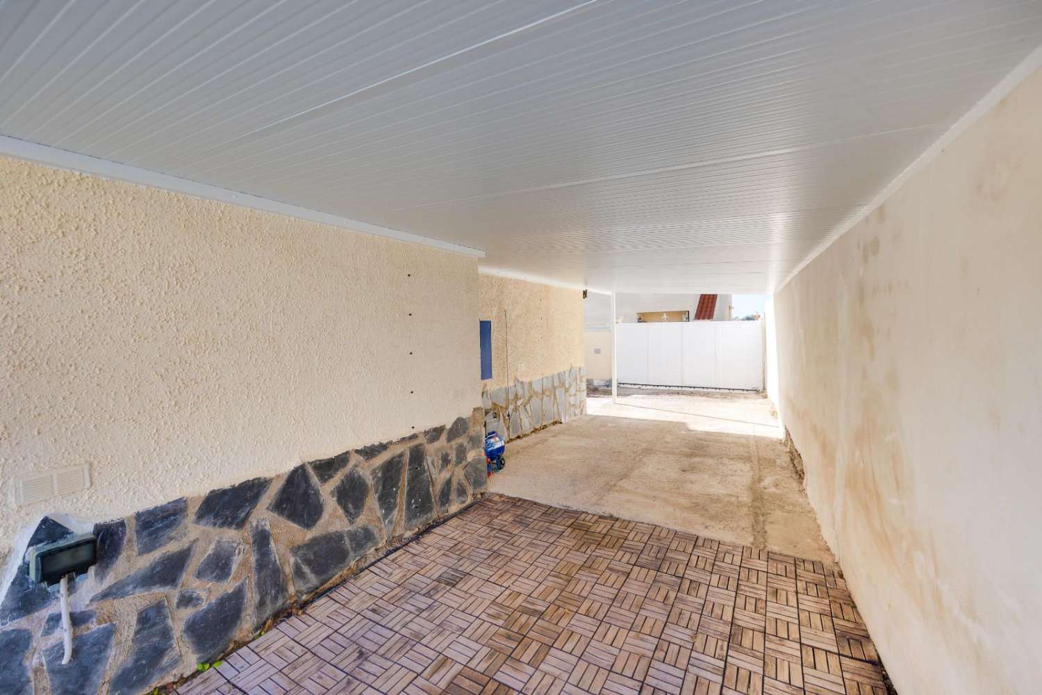 FRITTSTÅENDE VILLA MED PRIVAT BASSENG, STOR TOMT OG 14 SOLCELLEPANELER I URBANISASJONEN LA MARINA – KLAR TIL INNFLYTTING