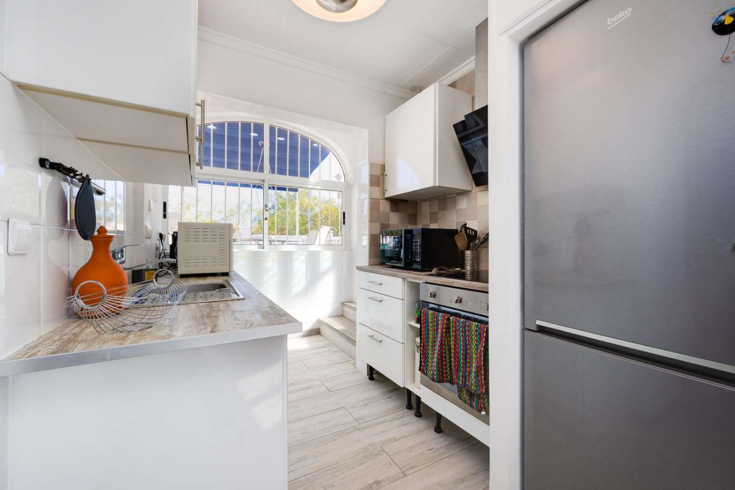 FRITTSTÅENDE VILLA MED PRIVAT BASSENG, STOR TOMT OG 14 SOLCELLEPANELER I URBANISASJONEN LA MARINA – KLAR TIL INNFLYTTING