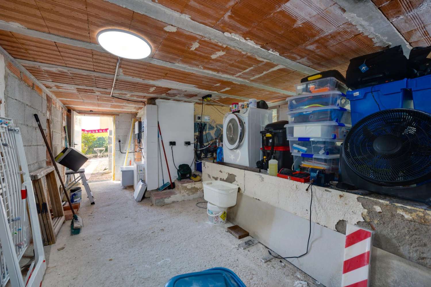 FRITTSTÅENDE VILLA MED PRIVAT BASSENG, STOR TOMT OG 14 SOLCELLEPANELER I URBANISASJONEN LA MARINA – KLAR TIL INNFLYTTING