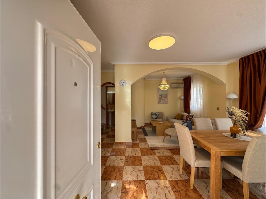 RENOVIERTES STADTHAUS MIT PRIVATEM SOLARIUM UND MEERBLICK IN EINER RUHIGEN GEGEND – EINZIEHUNGSBEREIT