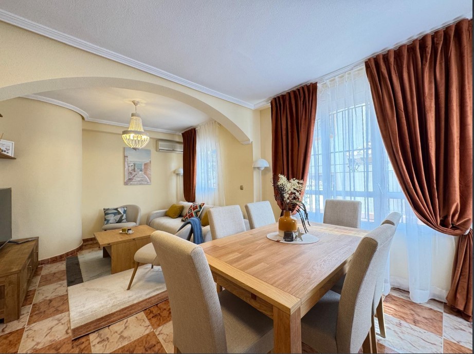 RENOVIERTES STADTHAUS MIT PRIVATEM SOLARIUM UND MEERBLICK IN EINER RUHIGEN GEGEND – EINZIEHUNGSBEREIT