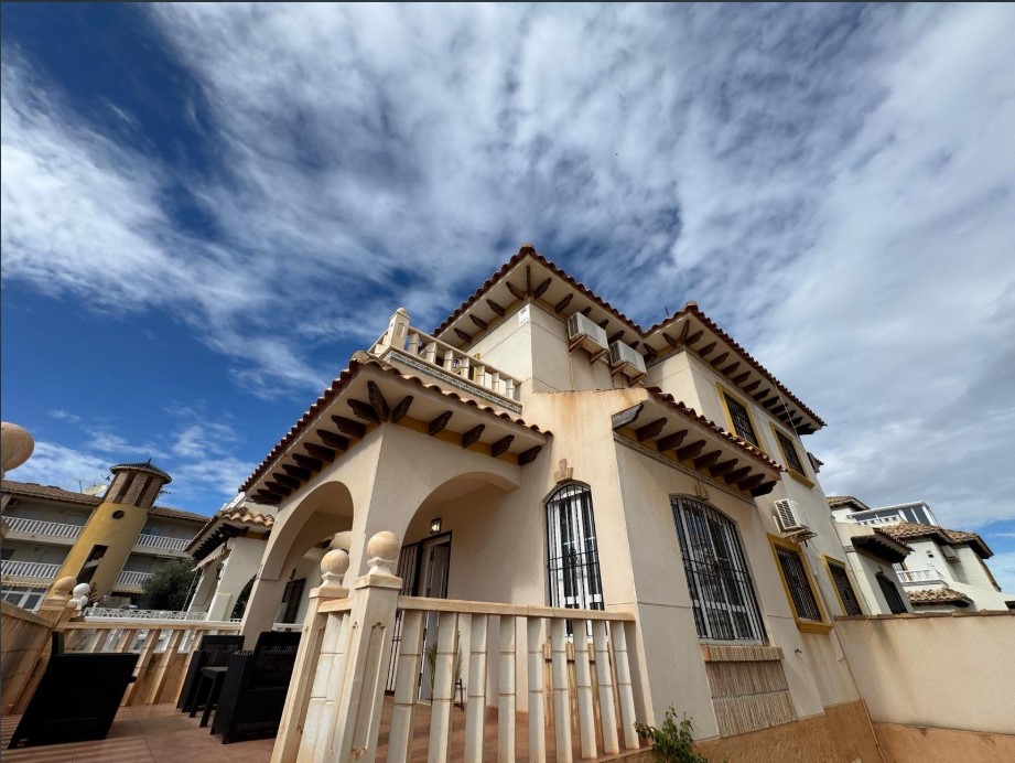 RENOVIERTES STADTHAUS MIT PRIVATEM SOLARIUM UND MEERBLICK IN EINER RUHIGEN GEGEND – EINZIEHUNGSBEREIT