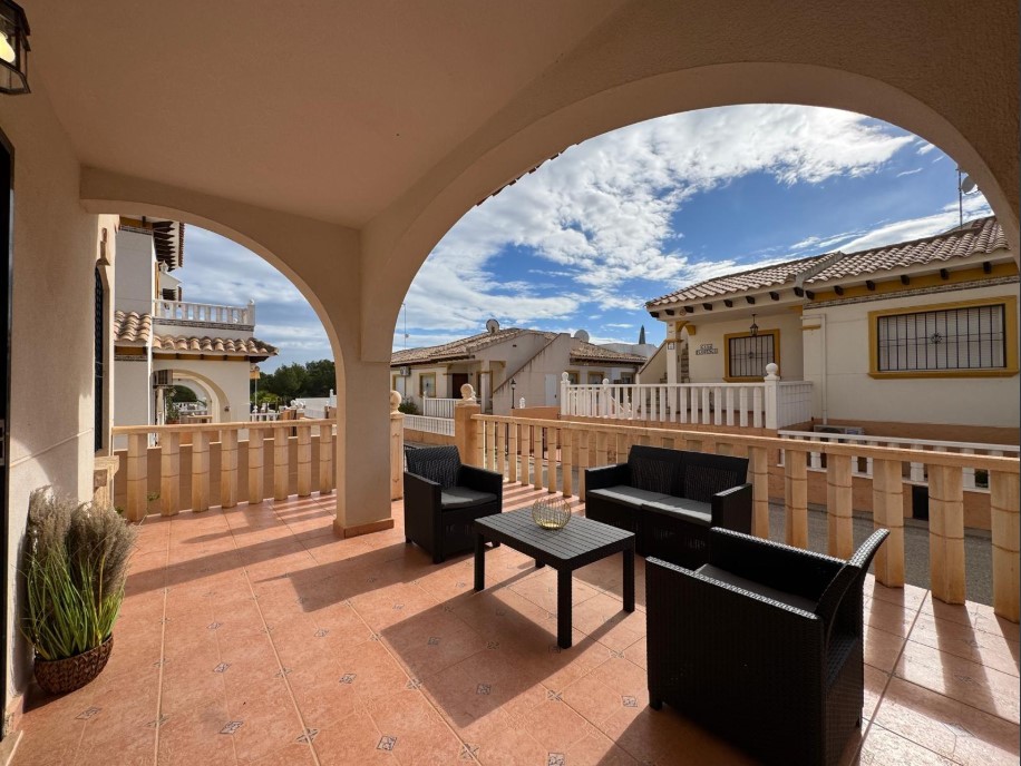 RENOVIERTES STADTHAUS MIT PRIVATEM SOLARIUM UND MEERBLICK IN EINER RUHIGEN GEGEND – EINZIEHUNGSBEREIT