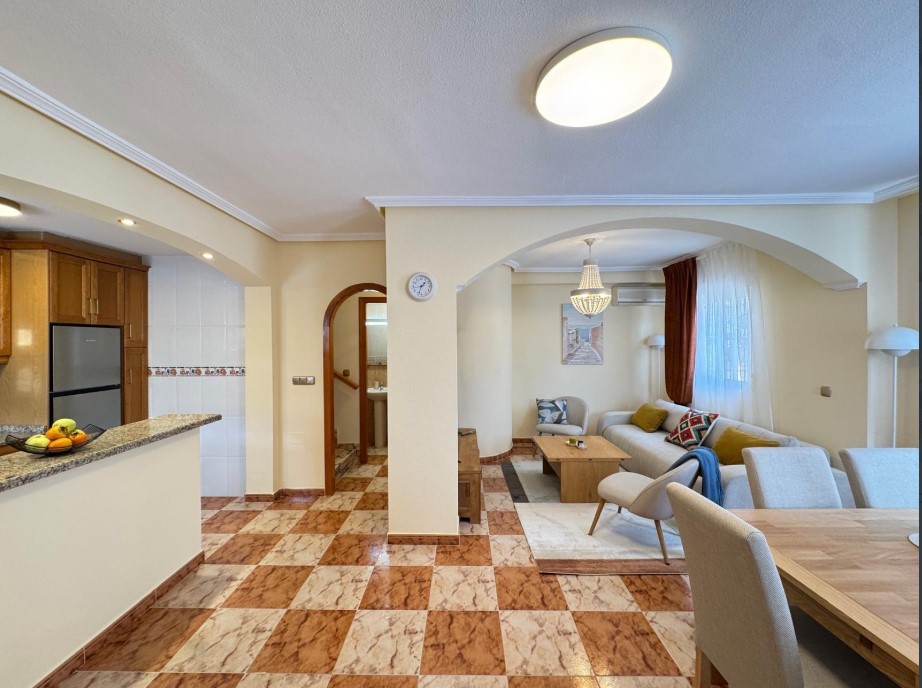 RENOVIERTES STADTHAUS MIT PRIVATEM SOLARIUM UND MEERBLICK IN EINER RUHIGEN GEGEND – EINZIEHUNGSBEREIT