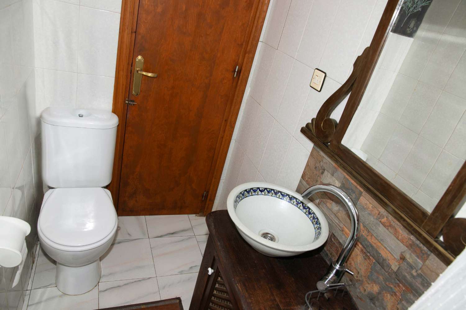 بنغلو تم تجديده يطل على الجنوب على بعد 300 متر من البحر – 3 غرف نوم، شرفة، مسبح وشواء في توريفيخا