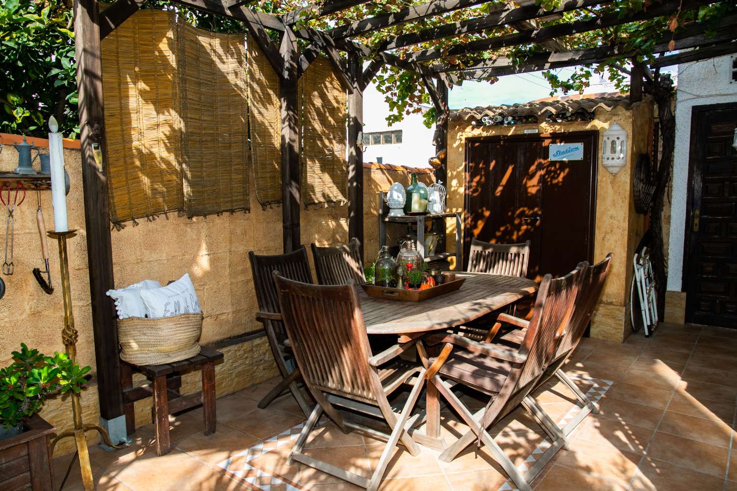 بنغلو تم تجديده يطل على الجنوب على بعد 300 متر من البحر – 3 غرف نوم، شرفة، مسبح وشواء في توريفيخا