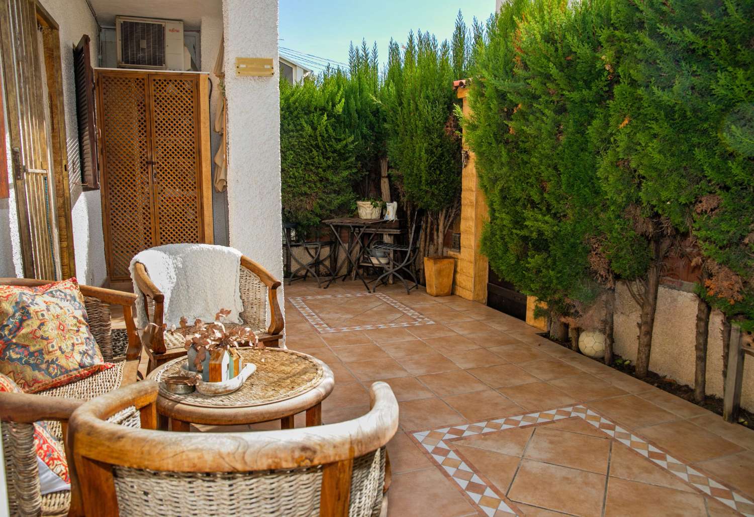 بنغلو تم تجديده يطل على الجنوب على بعد 300 متر من البحر – 3 غرف نوم، شرفة، مسبح وشواء في توريفيخا