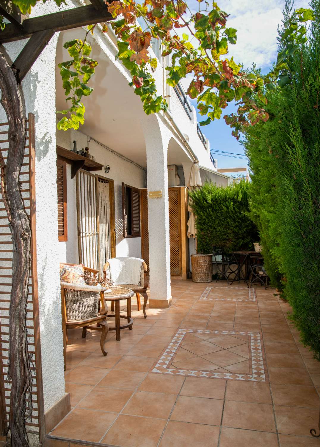 بنغلو تم تجديده يطل على الجنوب على بعد 300 متر من البحر – 3 غرف نوم، شرفة، مسبح وشواء في توريفيخا