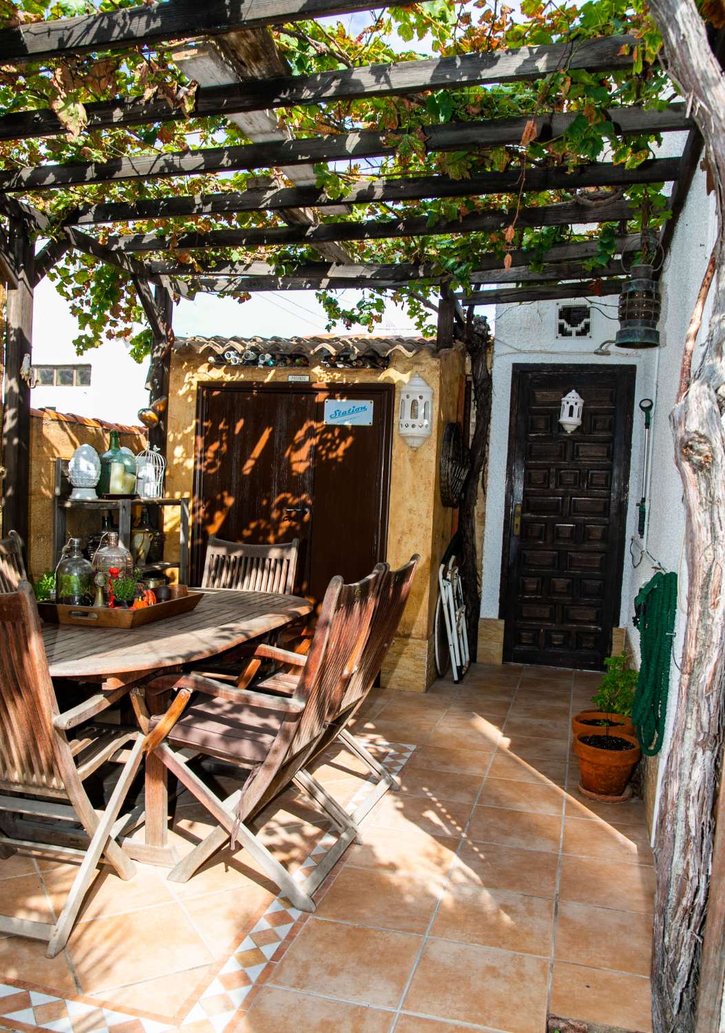 بنغلو تم تجديده يطل على الجنوب على بعد 300 متر من البحر – 3 غرف نوم، شرفة، مسبح وشواء في توريفيخا