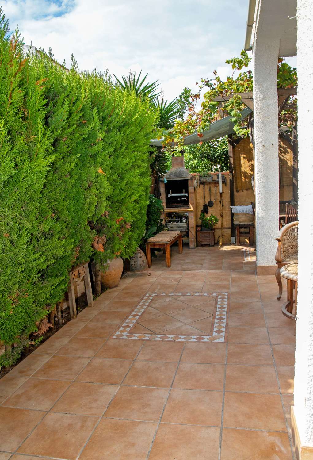 بنغلو تم تجديده يطل على الجنوب على بعد 300 متر من البحر – 3 غرف نوم، شرفة، مسبح وشواء في توريفيخا