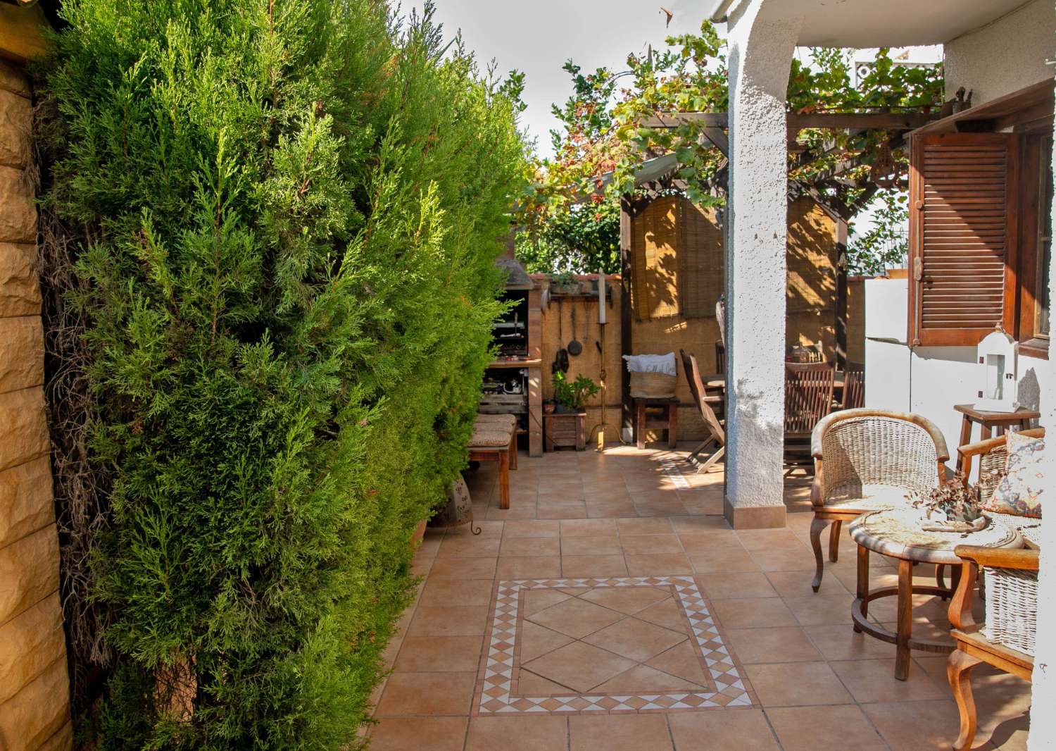 بنغلو تم تجديده يطل على الجنوب على بعد 300 متر من البحر – 3 غرف نوم، شرفة، مسبح وشواء في توريفيخا