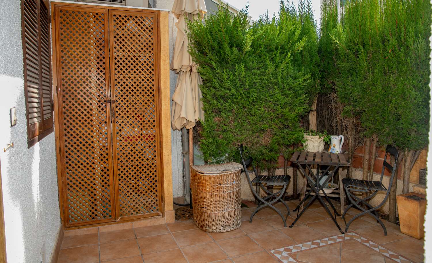 بنغلو تم تجديده يطل على الجنوب على بعد 300 متر من البحر – 3 غرف نوم، شرفة، مسبح وشواء في توريفيخا