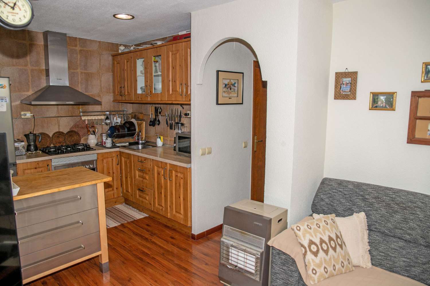 بنغلو تم تجديده يطل على الجنوب على بعد 300 متر من البحر – 3 غرف نوم، شرفة، مسبح وشواء في توريفيخا