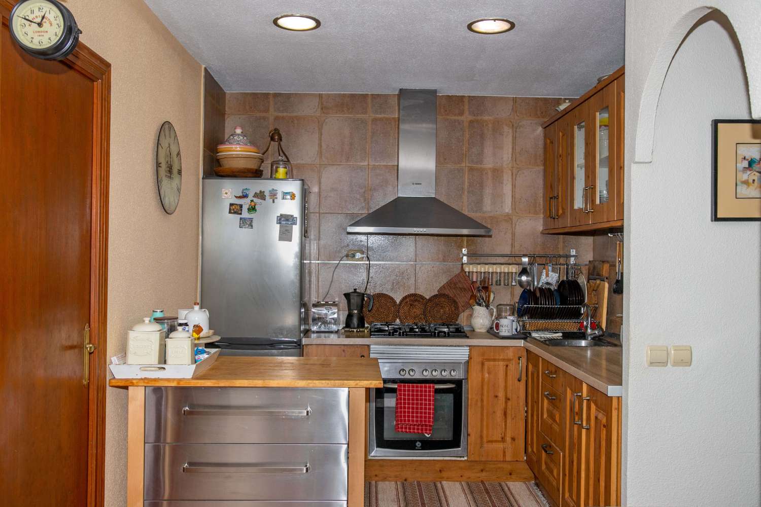 بنغلو تم تجديده يطل على الجنوب على بعد 300 متر من البحر – 3 غرف نوم، شرفة، مسبح وشواء في توريفيخا