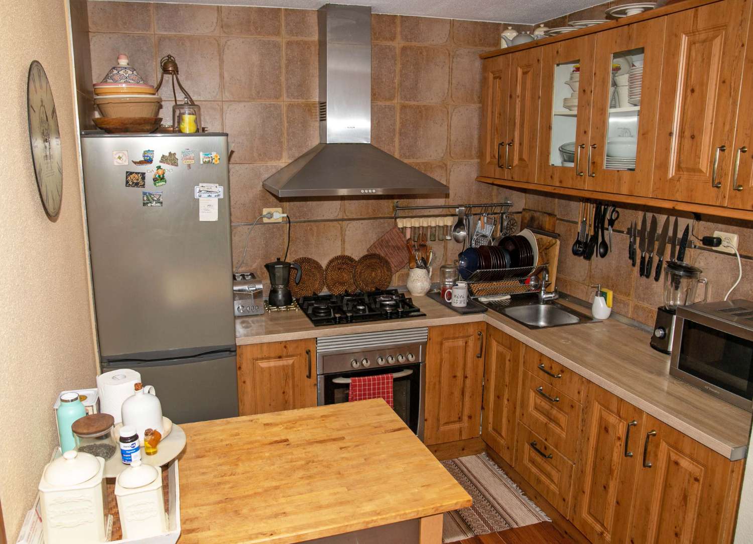 بنغلو تم تجديده يطل على الجنوب على بعد 300 متر من البحر – 3 غرف نوم، شرفة، مسبح وشواء في توريفيخا