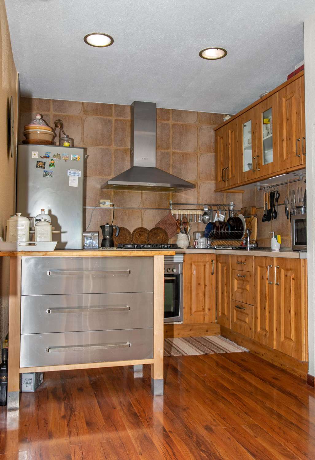 بنغلو تم تجديده يطل على الجنوب على بعد 300 متر من البحر – 3 غرف نوم، شرفة، مسبح وشواء في توريفيخا