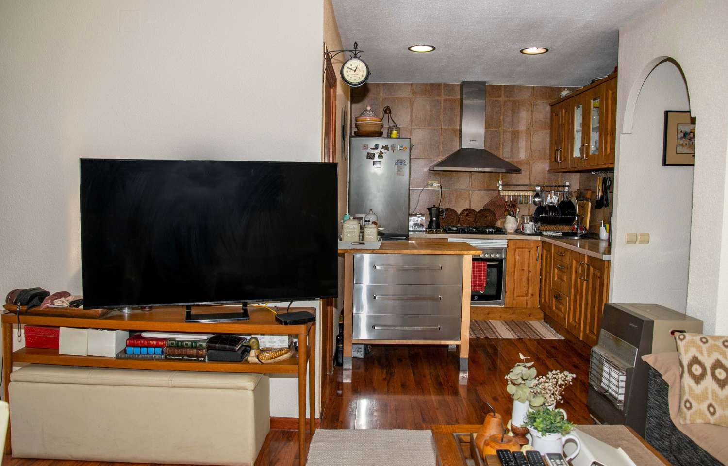 بنغلو تم تجديده يطل على الجنوب على بعد 300 متر من البحر – 3 غرف نوم، شرفة، مسبح وشواء في توريفيخا