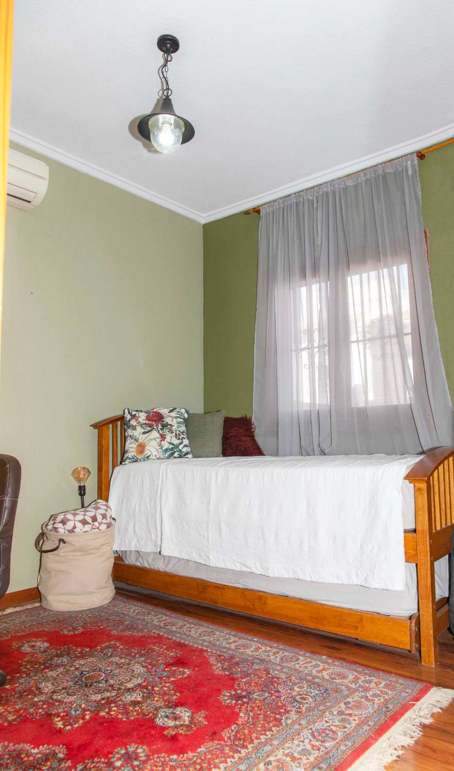 بنغلو تم تجديده يطل على الجنوب على بعد 300 متر من البحر – 3 غرف نوم، شرفة، مسبح وشواء في توريفيخا