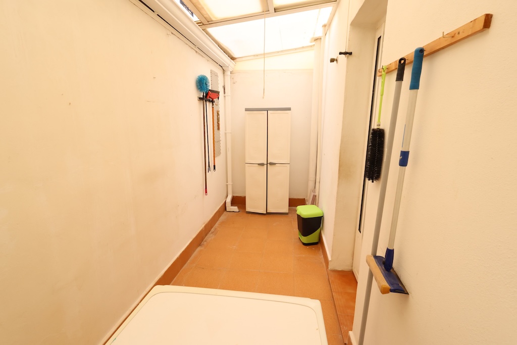 БУНГАЛО НА ПЕРВОМ ЭТАЖЕ С ЧАСТНЫМ САДОМ, ОСТЕКЛЁННОЙ ТЕРРАСОЙ И ОБЩИМ БАССЕЙНОМ — ГОТОВ К ПЕРЕЕЗДУ В ХАРДИН-ДЕЛЬ-МАР