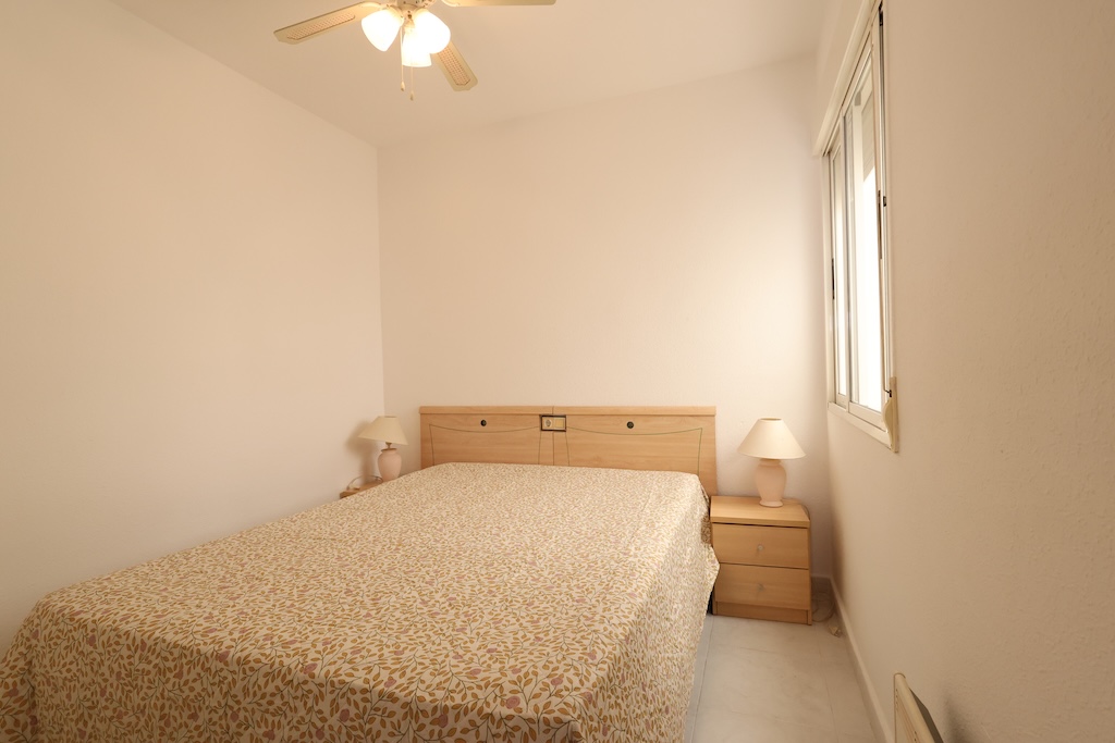 БУНГАЛО НА ПЕРВОМ ЭТАЖЕ С ЧАСТНЫМ САДОМ, ОСТЕКЛЁННОЙ ТЕРРАСОЙ И ОБЩИМ БАССЕЙНОМ — ГОТОВ К ПЕРЕЕЗДУ В ХАРДИН-ДЕЛЬ-МАР