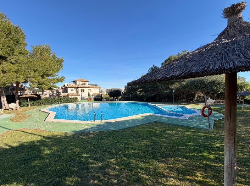 TOWNHOUSE WITH SOLARIUM, SEA AND MOUNTAIN VIEWS, PRIVATE PLOT AND POOL – LAS FILIPINAS, ORIHUELA COSTA