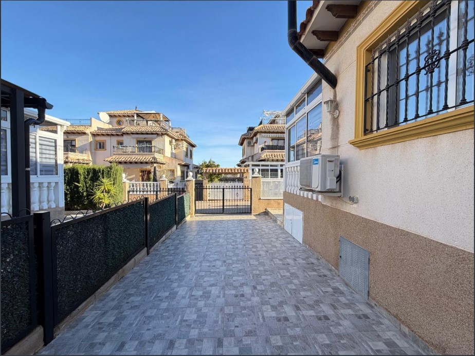 TOWNHOUSE WITH SOLARIUM, SEA AND MOUNTAIN VIEWS, PRIVATE PLOT AND POOL – LAS FILIPINAS, ORIHUELA COSTA