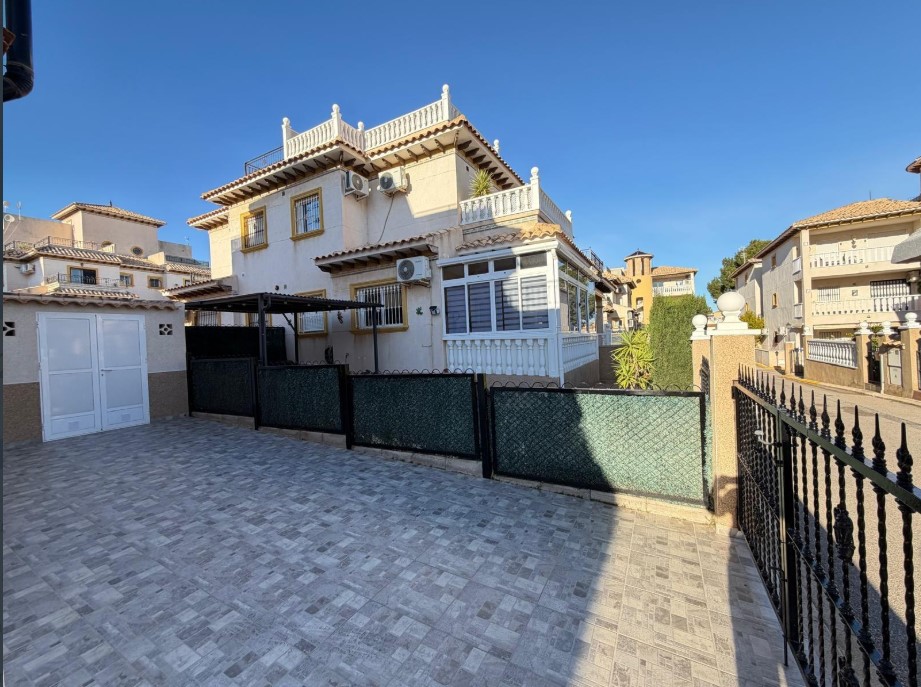 TOWNHOUSE WITH SOLARIUM, SEA AND MOUNTAIN VIEWS, PRIVATE PLOT AND POOL – LAS FILIPINAS, ORIHUELA COSTA