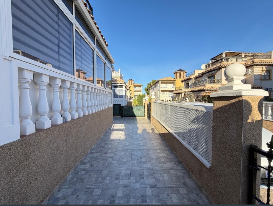 TOWNHOUSE WITH SOLARIUM, SEA AND MOUNTAIN VIEWS, PRIVATE PLOT AND POOL – LAS FILIPINAS, ORIHUELA COSTA