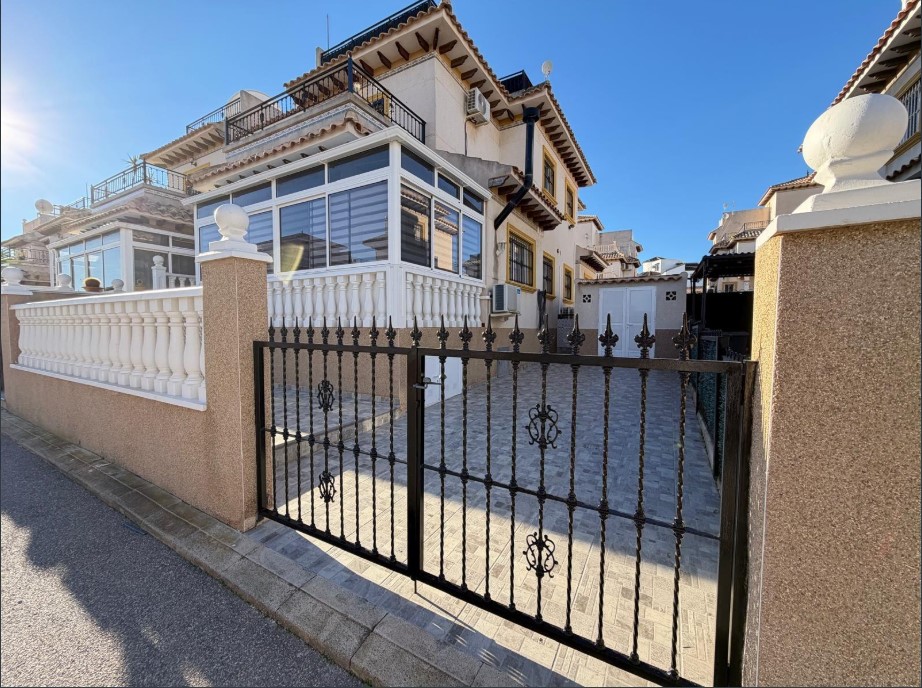 TOWNHOUSE WITH SOLARIUM, SEA AND MOUNTAIN VIEWS, PRIVATE PLOT AND POOL – LAS FILIPINAS, ORIHUELA COSTA