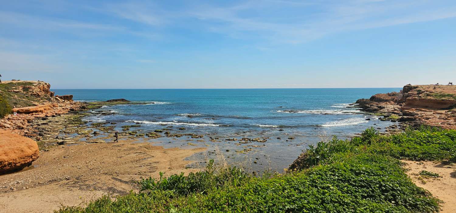 GERÄUMIGES STADTHAUS MIT GARAGE, SOLARIUM UND REIHENHÄUSERN IN CALAS DE TORREVIEJA – 4 SCHLAFZIMMER UND UNGEHINDERTE SICHT