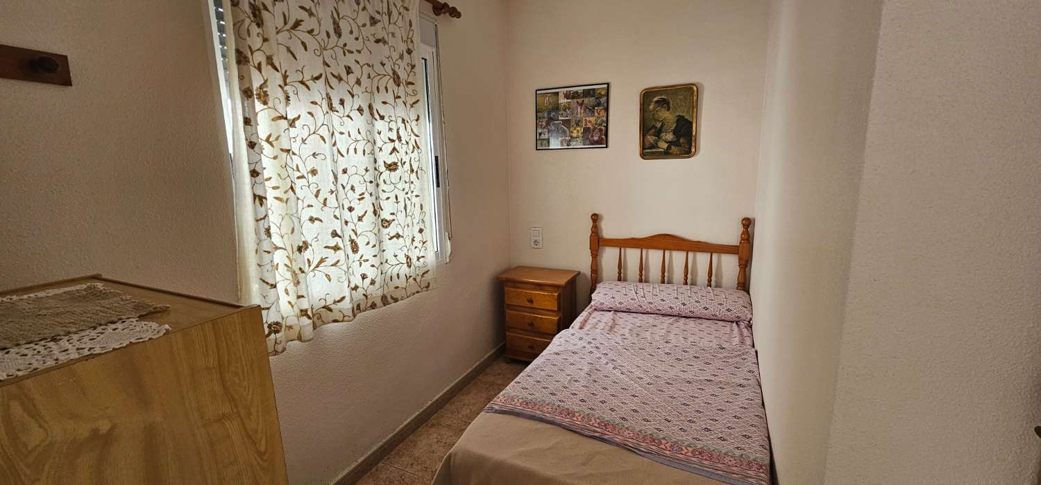 GERÄUMIGES STADTHAUS MIT GARAGE, SOLARIUM UND REIHENHÄUSERN IN CALAS DE TORREVIEJA – 4 SCHLAFZIMMER UND UNGEHINDERTE SICHT