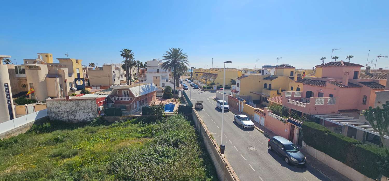 GERÄUMIGES STADTHAUS MIT GARAGE, SOLARIUM UND REIHENHÄUSERN IN CALAS DE TORREVIEJA – 4 SCHLAFZIMMER UND UNGEHINDERTE SICHT