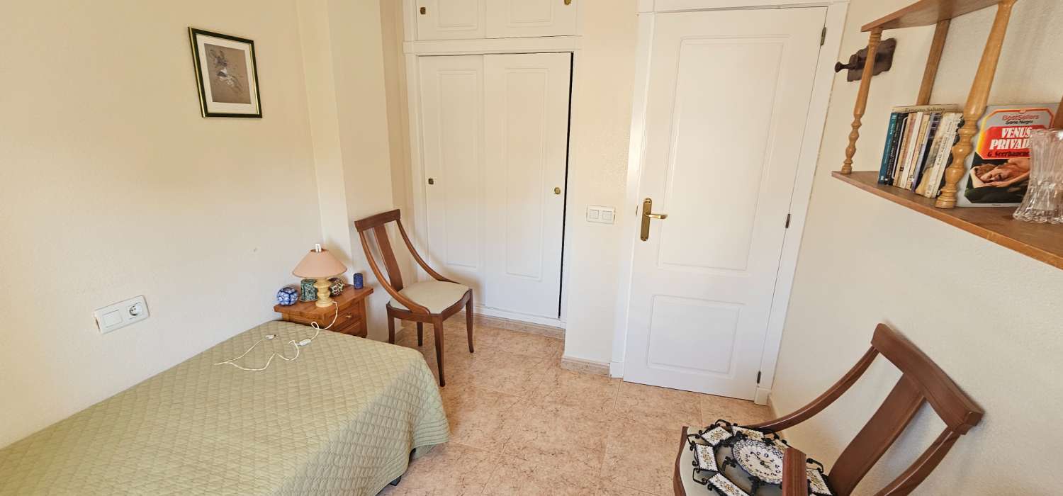 GERÄUMIGES STADTHAUS MIT GARAGE, SOLARIUM UND REIHENHÄUSERN IN CALAS DE TORREVIEJA – 4 SCHLAFZIMMER UND UNGEHINDERTE SICHT