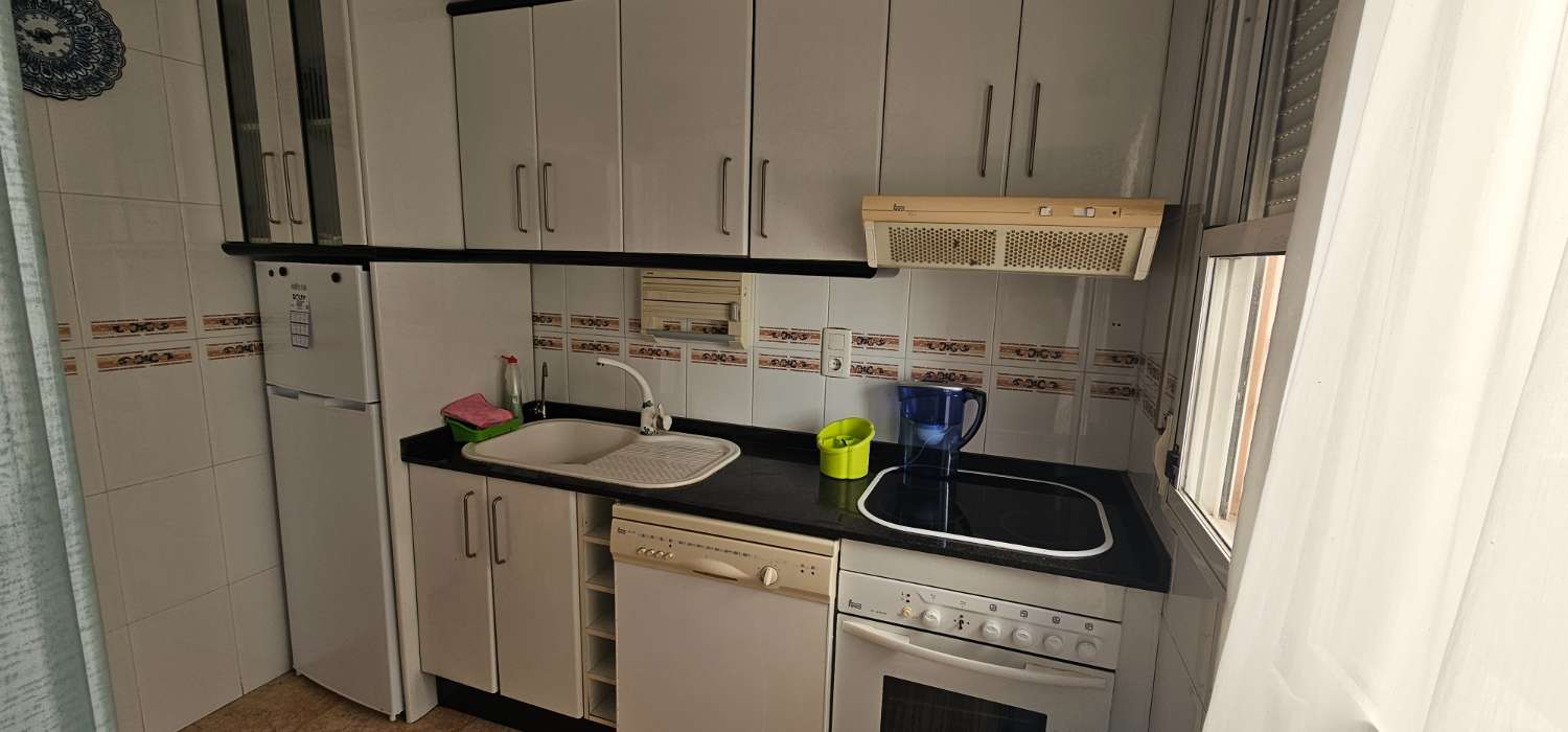 GERÄUMIGES STADTHAUS MIT GARAGE, SOLARIUM UND REIHENHÄUSERN IN CALAS DE TORREVIEJA – 4 SCHLAFZIMMER UND UNGEHINDERTE SICHT