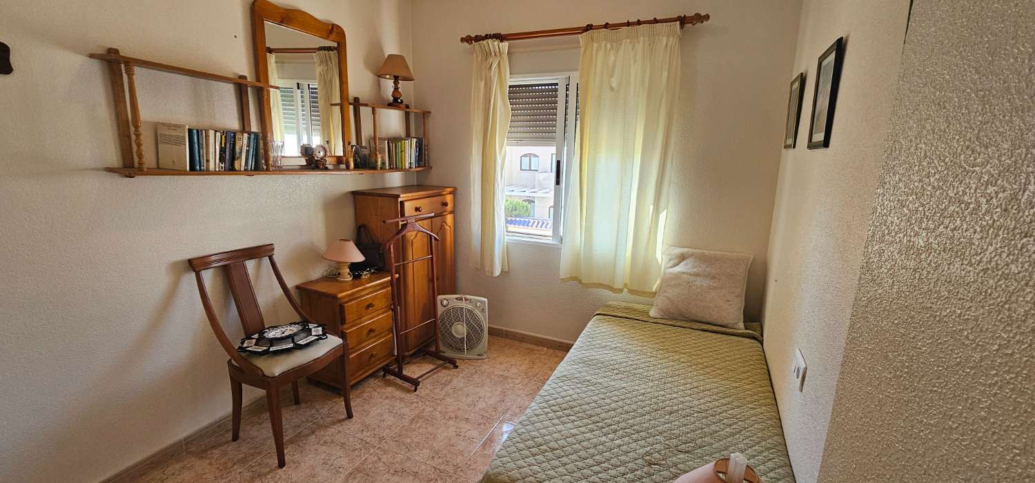 GERÄUMIGES STADTHAUS MIT GARAGE, SOLARIUM UND REIHENHÄUSERN IN CALAS DE TORREVIEJA – 4 SCHLAFZIMMER UND UNGEHINDERTE SICHT