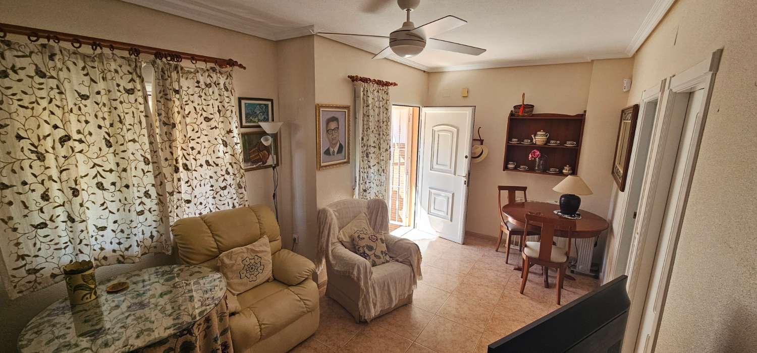 GERÄUMIGES STADTHAUS MIT GARAGE, SOLARIUM UND REIHENHÄUSERN IN CALAS DE TORREVIEJA – 4 SCHLAFZIMMER UND UNGEHINDERTE SICHT