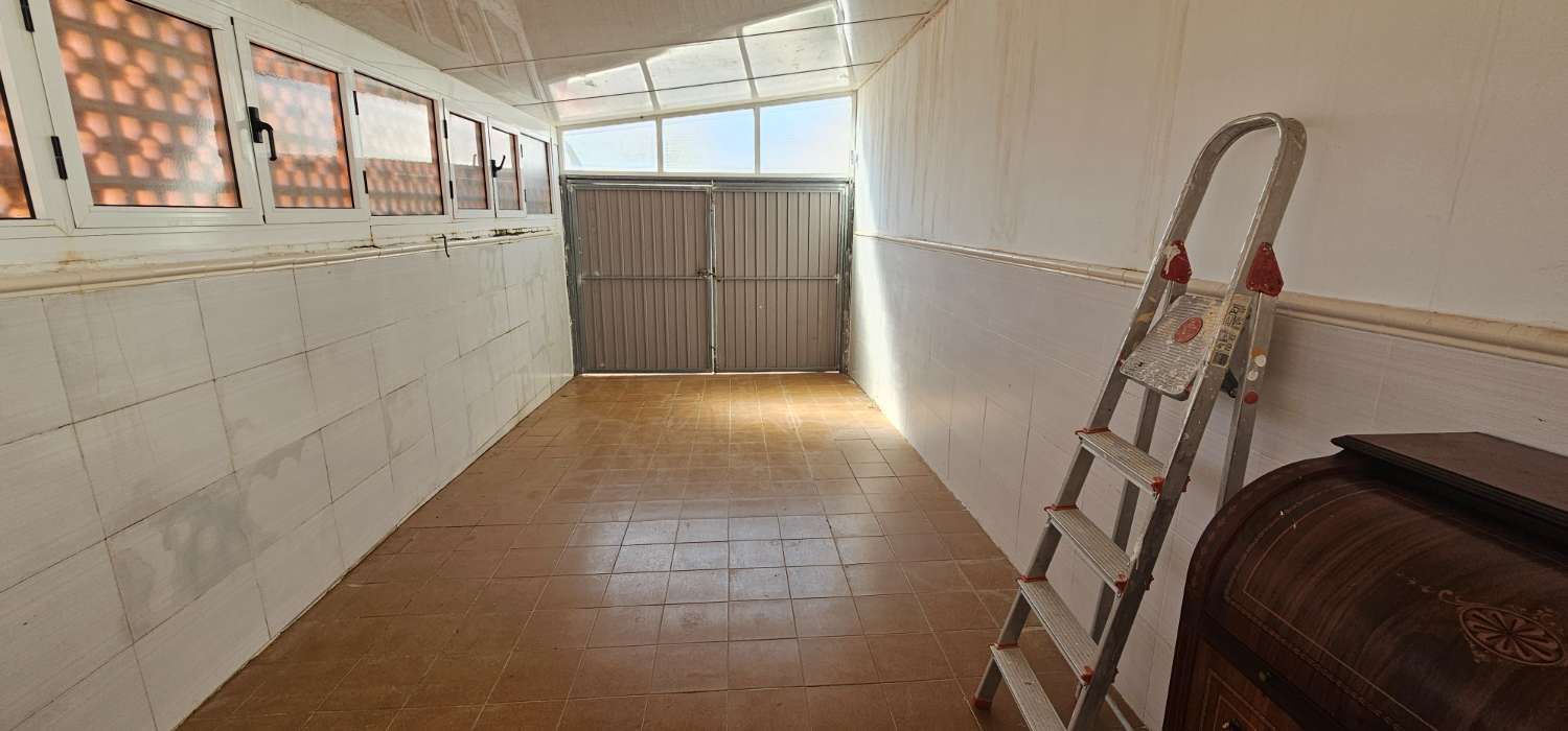 GERÄUMIGES STADTHAUS MIT GARAGE, SOLARIUM UND REIHENHÄUSERN IN CALAS DE TORREVIEJA – 4 SCHLAFZIMMER UND UNGEHINDERTE SICHT