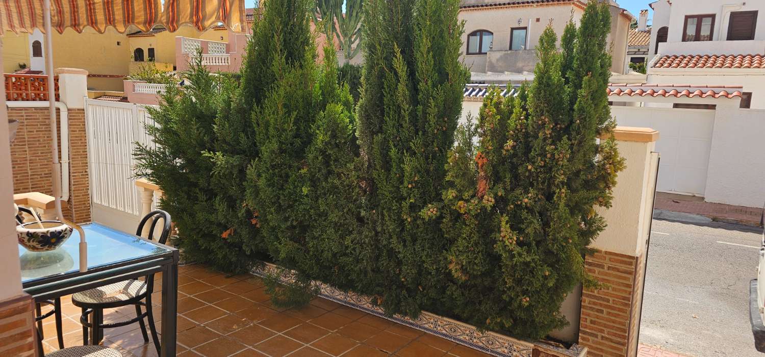 GERÄUMIGES STADTHAUS MIT GARAGE, SOLARIUM UND REIHENHÄUSERN IN CALAS DE TORREVIEJA – 4 SCHLAFZIMMER UND UNGEHINDERTE SICHT