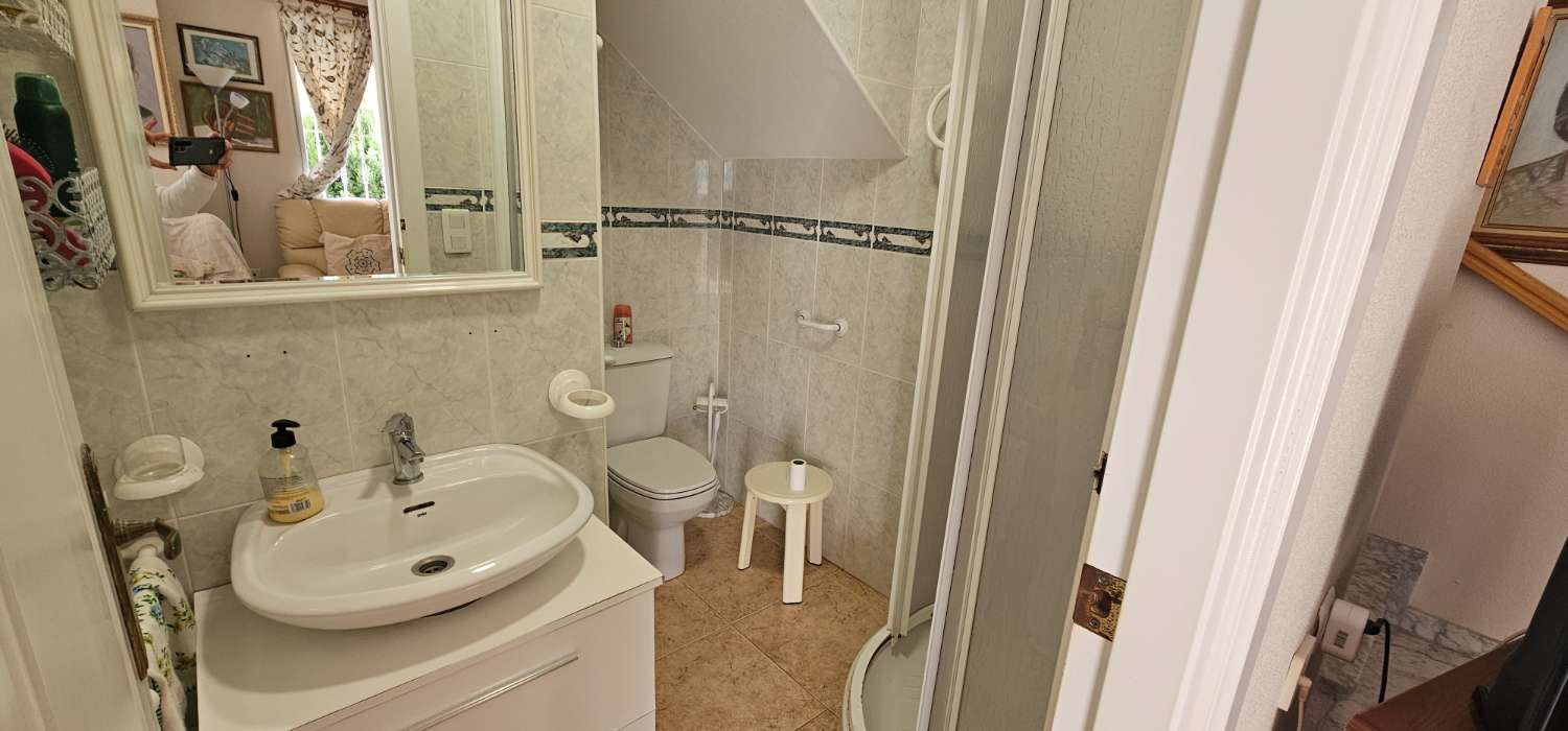 GERÄUMIGES STADTHAUS MIT GARAGE, SOLARIUM UND REIHENHÄUSERN IN CALAS DE TORREVIEJA – 4 SCHLAFZIMMER UND UNGEHINDERTE SICHT