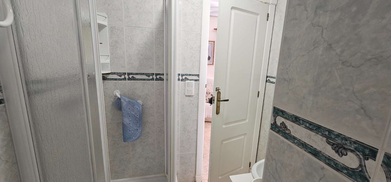 GERÄUMIGES STADTHAUS MIT GARAGE, SOLARIUM UND REIHENHÄUSERN IN CALAS DE TORREVIEJA – 4 SCHLAFZIMMER UND UNGEHINDERTE SICHT