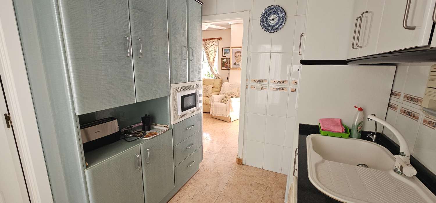 GERÄUMIGES STADTHAUS MIT GARAGE, SOLARIUM UND REIHENHÄUSERN IN CALAS DE TORREVIEJA – 4 SCHLAFZIMMER UND UNGEHINDERTE SICHT